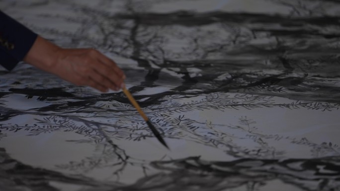 画家毛笔画水墨中国画山水树实拍原素材