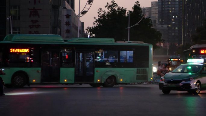 城市公交车转弯骑电动车过马路下班高峰期