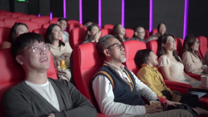 亚裔中国老人在电影院电影院疲劳衰老过程中与孙女一起看电影入睡