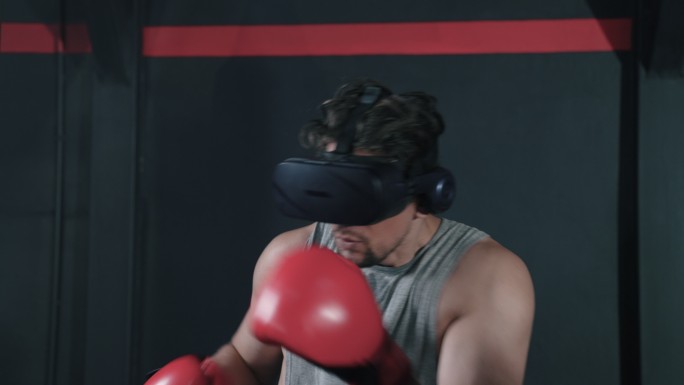 欧洲男子拳击练习用VR耳机移动。