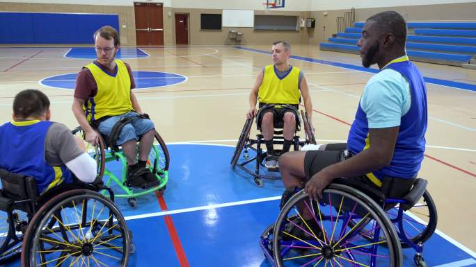 轮椅篮球队在体育馆练习