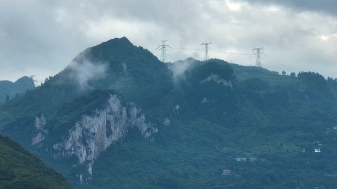 山中的高压线塔