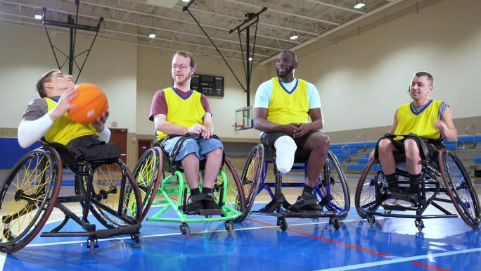 轮椅篮球队残疾人运动员传球练习