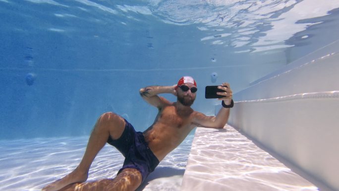 在水下疯狂观看手机：社交媒体上瘾