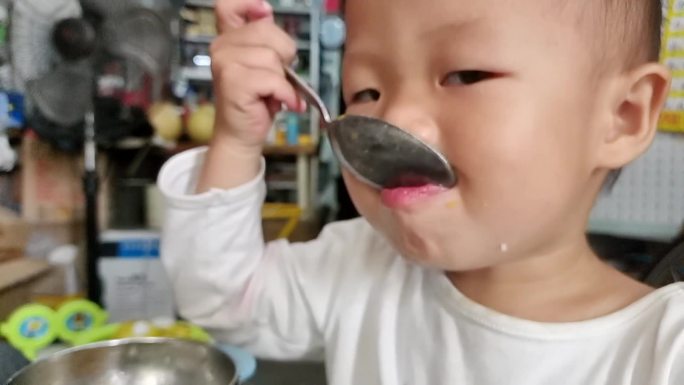 小孩子喂食吃饭的孩子喂食家庭小孩吃饭孩子