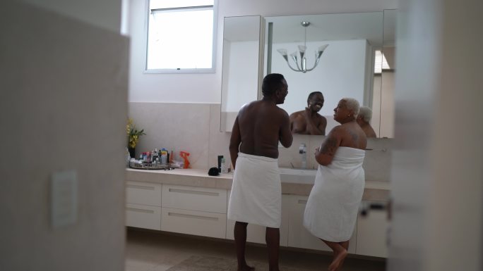 早上，一对夫妇在家里的浴室里用毛巾聊天