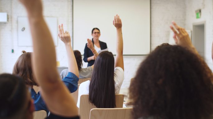 学生在课堂上回答时举手