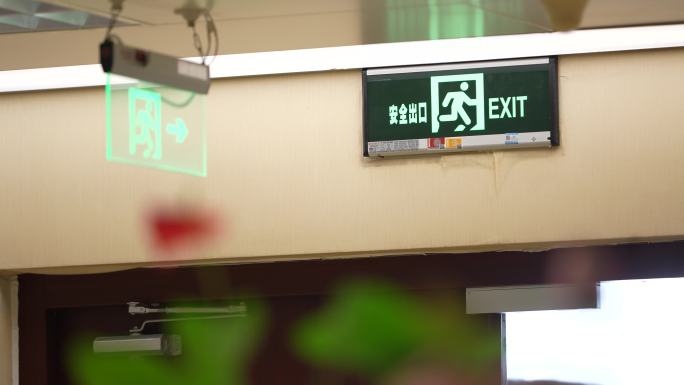 大楼走廊过道安全通道指示牌指示灯实拍素材