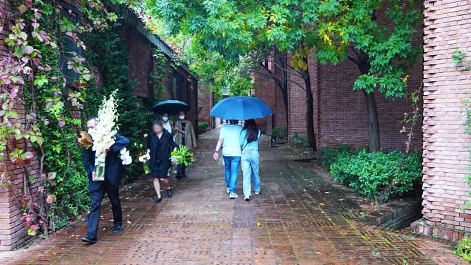 雨天街道的行人游客