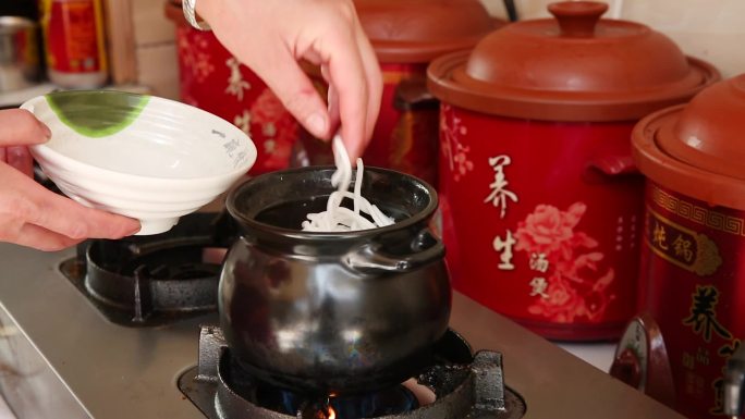 云南美食煮臭豆腐小罐米线