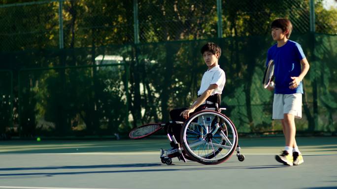 SLO MO青少年适应性运动员打网球的广角镜头