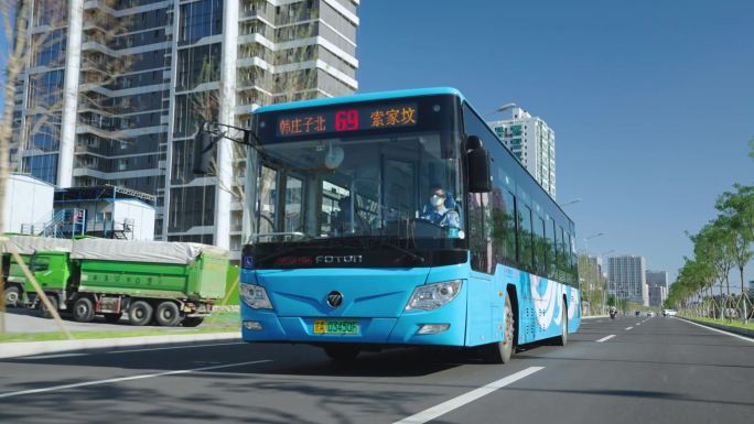北京市区正在行驶的公交车