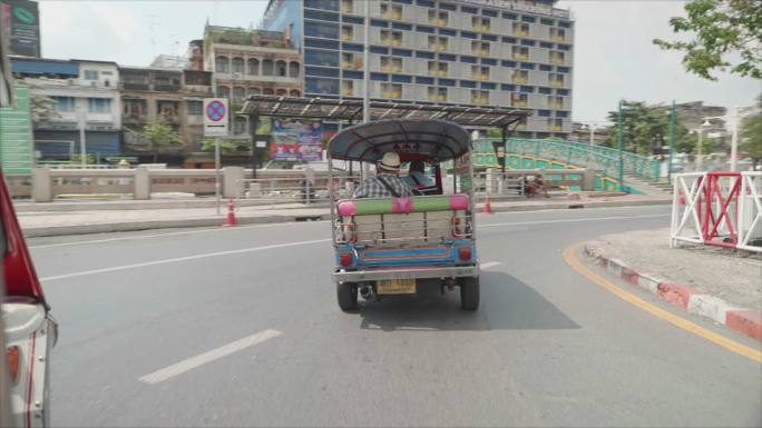 曼谷概念轮椅旅游地标。亚洲男性游客乘坐传统的公共推土车旅行。