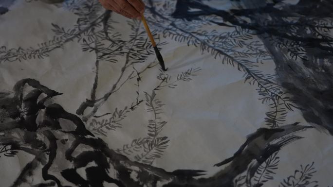 画家手毛笔画水墨中国画山水花鸟树实拍素材