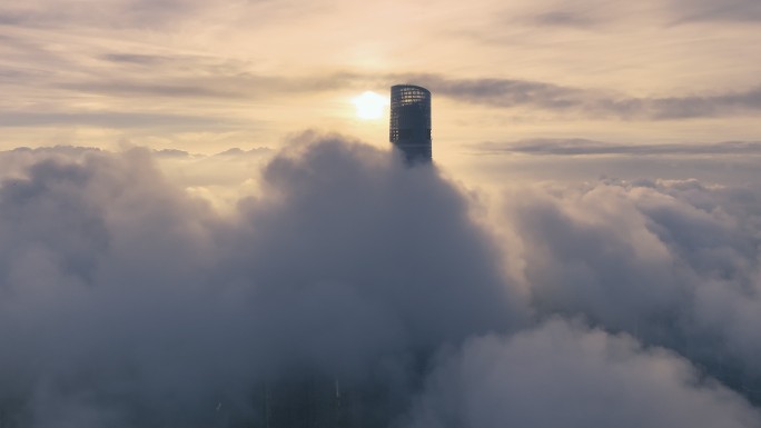 日出云中的上海摩天大楼