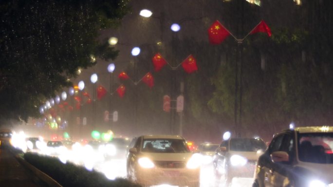 城市雨天行车城市雨天车流车辆雨中行驶