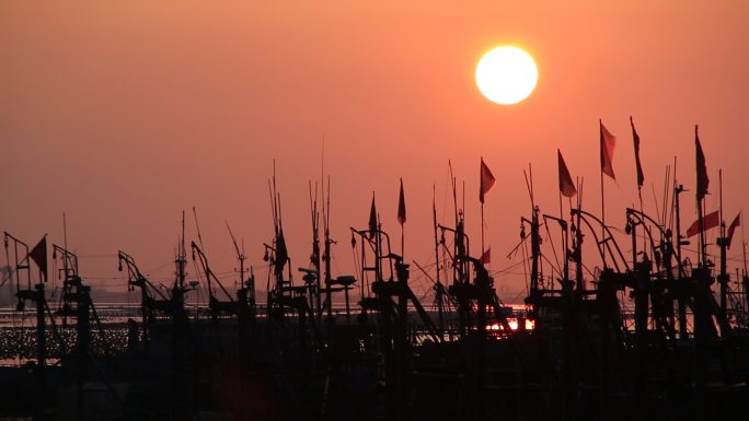 日出时分的渔船桅杆