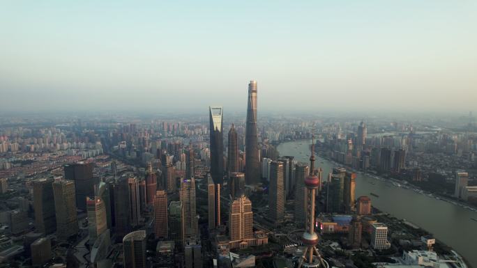 日落时上海天际线鸟瞰图