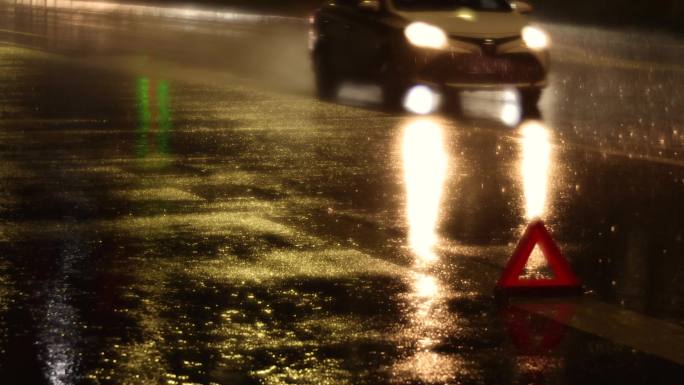 城市雨天行车城市雨天车流三角警示提醒