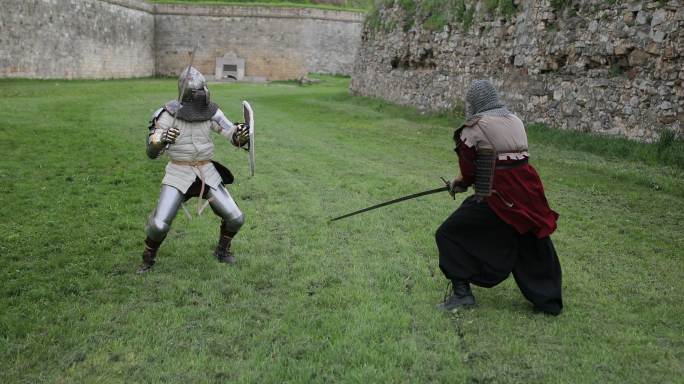 两个侵略性强的对手，中世纪骑士之间的战斗。