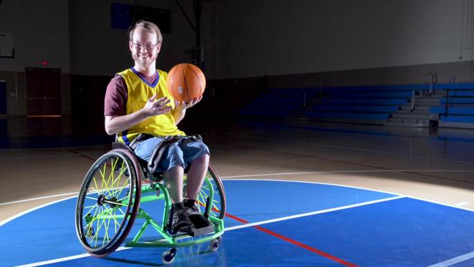 脑瘫男子打轮椅篮球