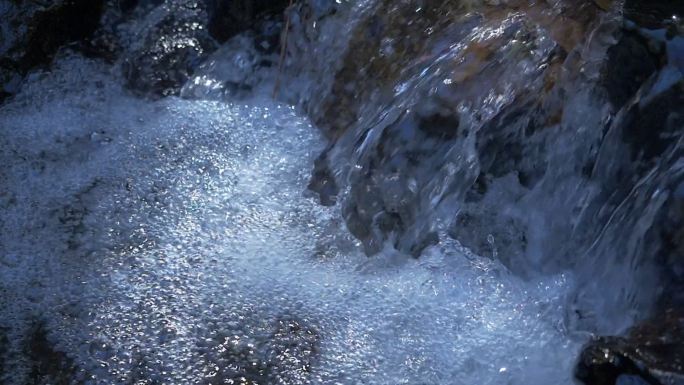 山泉溪水冲刷溪石 水花 水泡