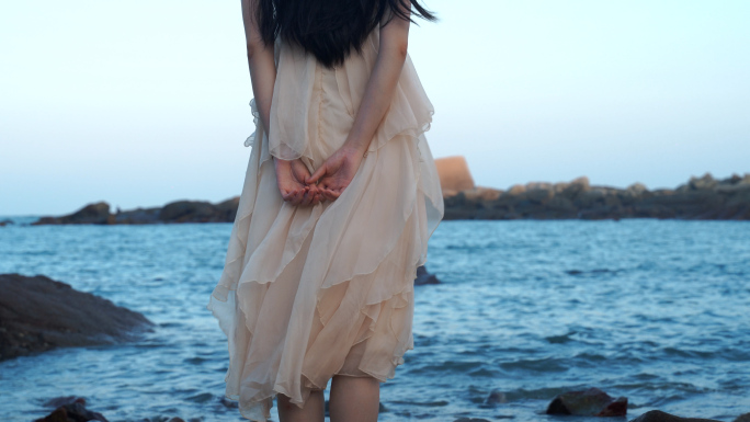 美女站在海边看海背影海风吹动裙子裙摆飘动