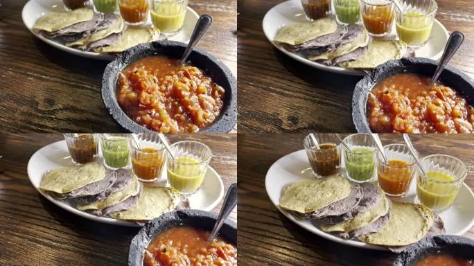 墨西哥餐厅薯条和萨尔萨的多色玉米饼开胃菜