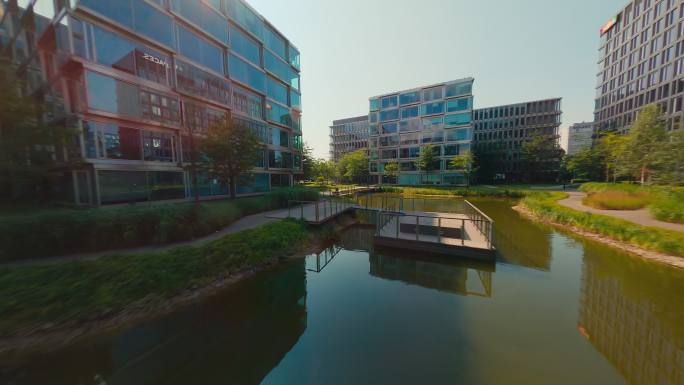 FPV无人机高空俯瞰现代居住城市景观