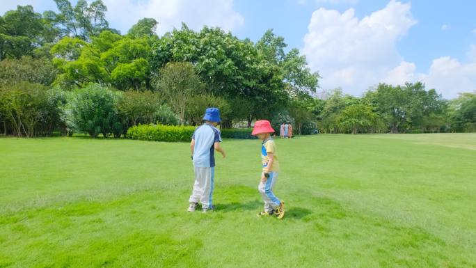 小朋友小学生亲近大自然草地玩耍奔跑