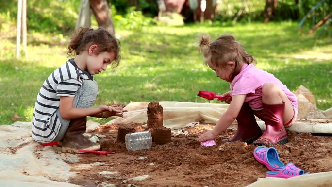 孩子们在后院玩沙子