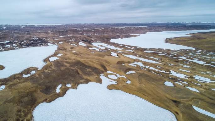 冬天，黄河源头的湖泊和湿地被冻结