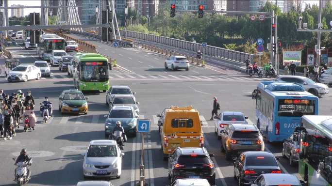 城市早高峰城市交通街景过马路上班车水马龙