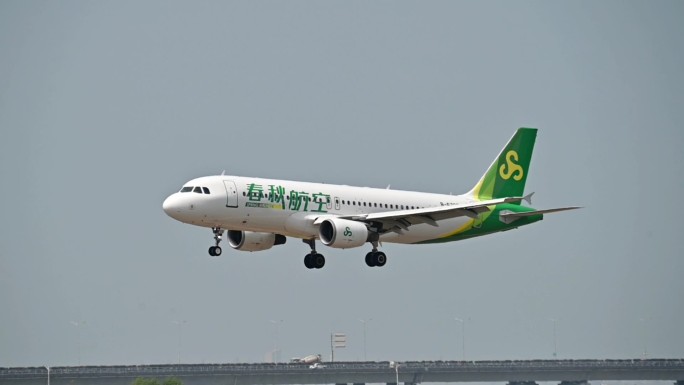 春秋航空A320平稳顺利降落SZX一跑