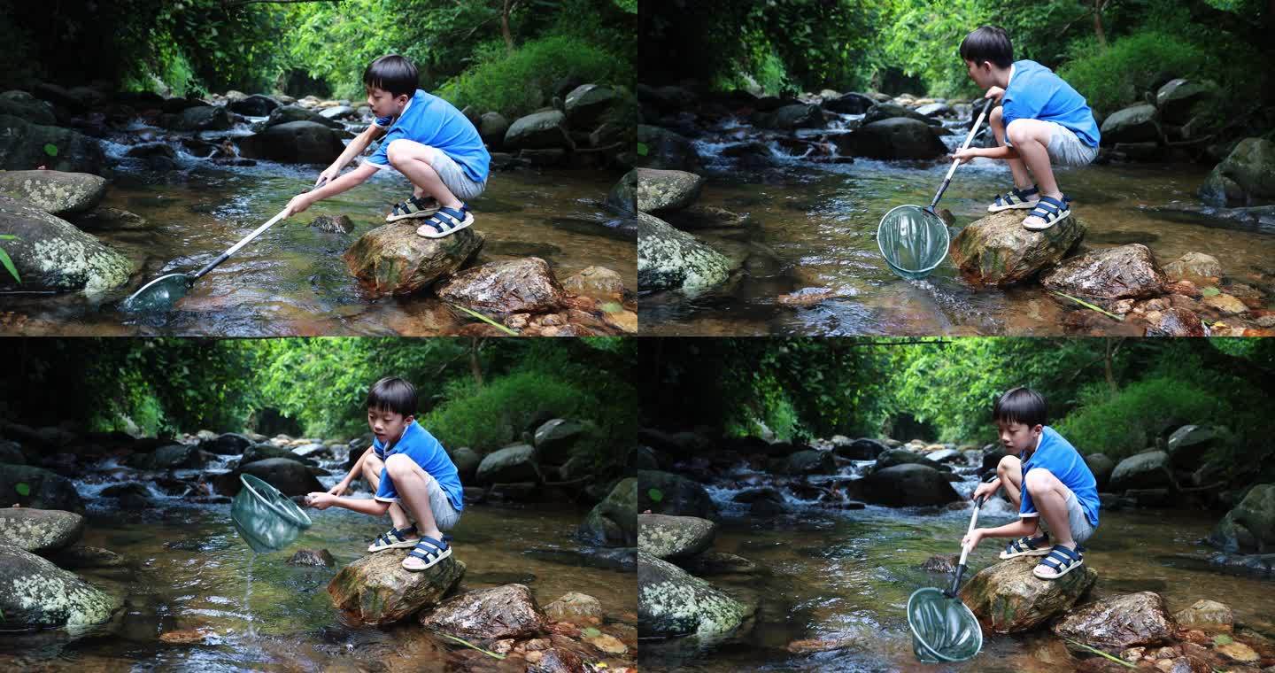 在溪流中钓鱼的男孩