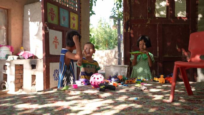 新疆维族小孩玩耍