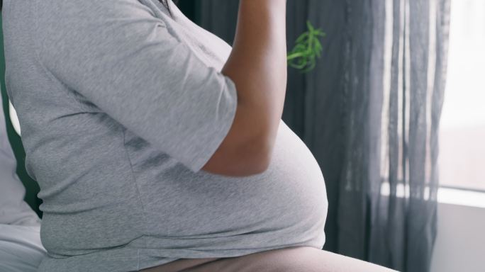 一名孕妇在家服用产前补充剂的4k视频片段
