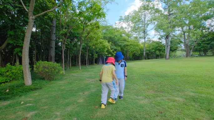 小朋友小学生亲近大自然草地玩耍奔跑