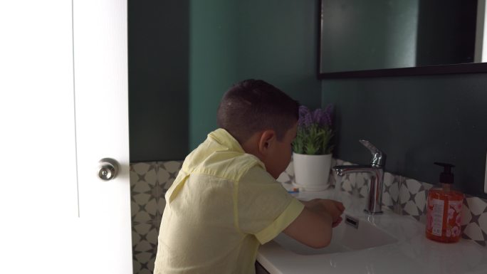 男孩刷牙清洗个人卫生