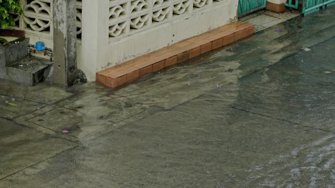 大雨淹没了城市街道。让它成为生活中的障碍。排水方面的环境问题。洪水期间生活困难
