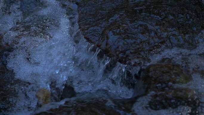 山泉溪水冲刷溪石 落叶随水流走