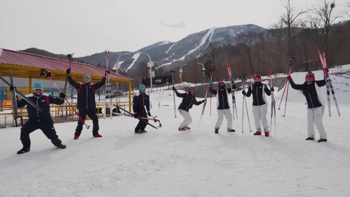 外籍运动员冰雪项目训练场运动员跳起欢呼