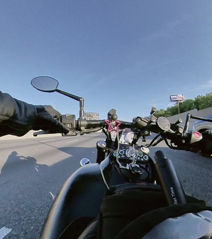 个人视角：在高速公路上骑摩托车