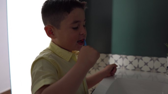 男孩刷牙口腔卫生预防蛀牙牙齿清洁