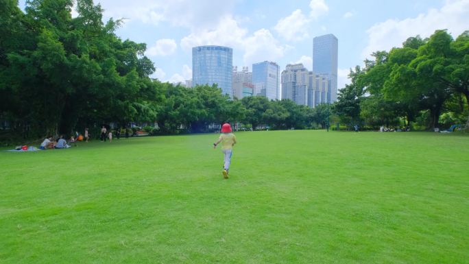 小朋友小学生亲近大自然草地玩耍奔跑