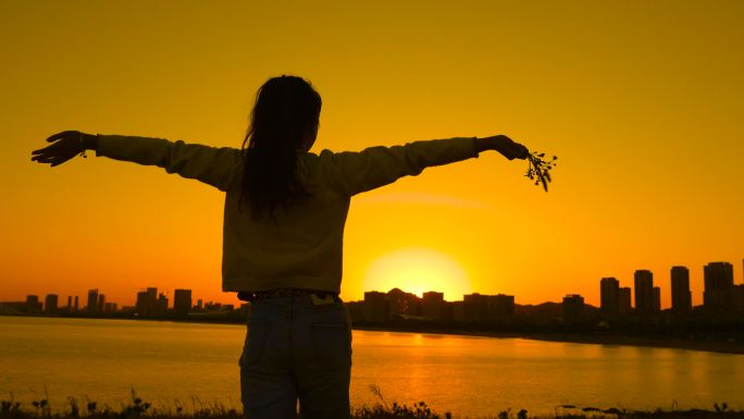 夕阳美女招手