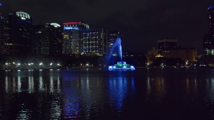夜间，佛罗里达州奥兰多市中心埃拉湖上的照明喷泉
