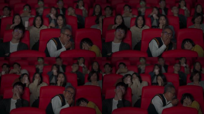 在电影院电影院看恐怖恐怖电影的亚裔中国人