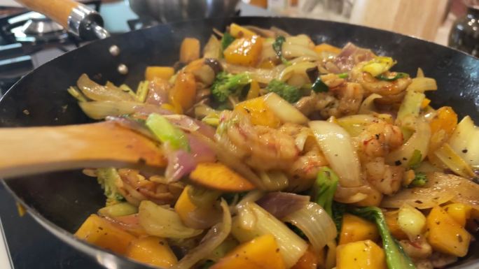虾芒果炒家庭用厨房食物切碎去皮切丁炒新鲜有机水果蔬菜肉类视频系列