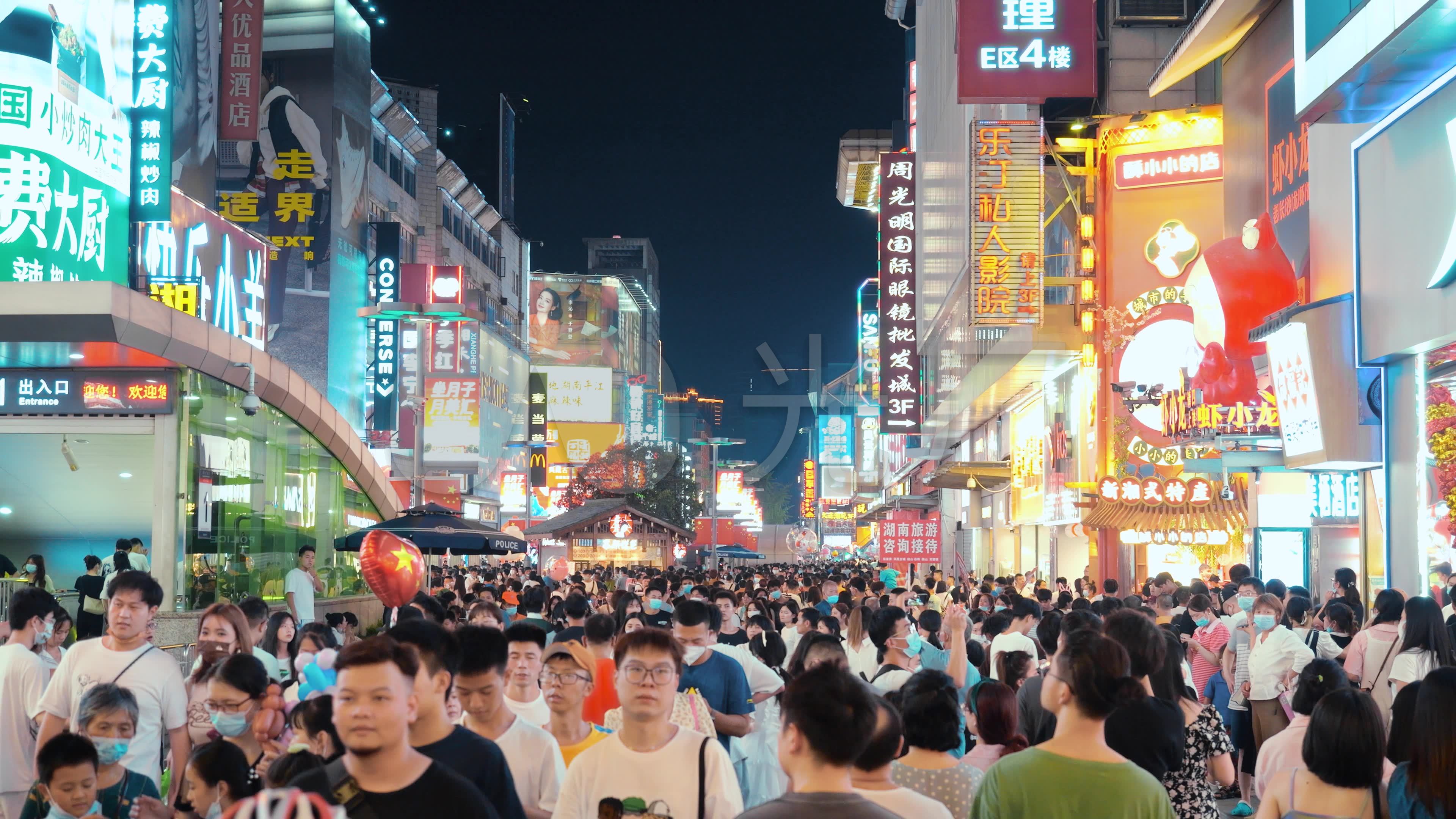 两个手挽手逛街的闺蜜身材高挑，气质优雅